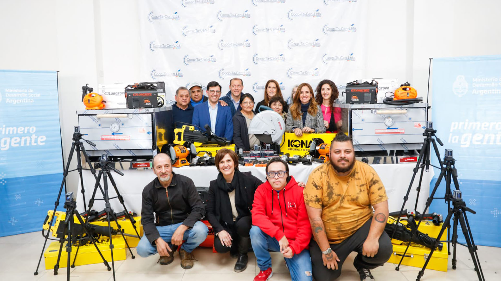 Victoria Tolosa Paz y el gobernador de Neuquén en la entrega de maquinarias a cooperativas de trabajo y emprendimientos productivos locales.