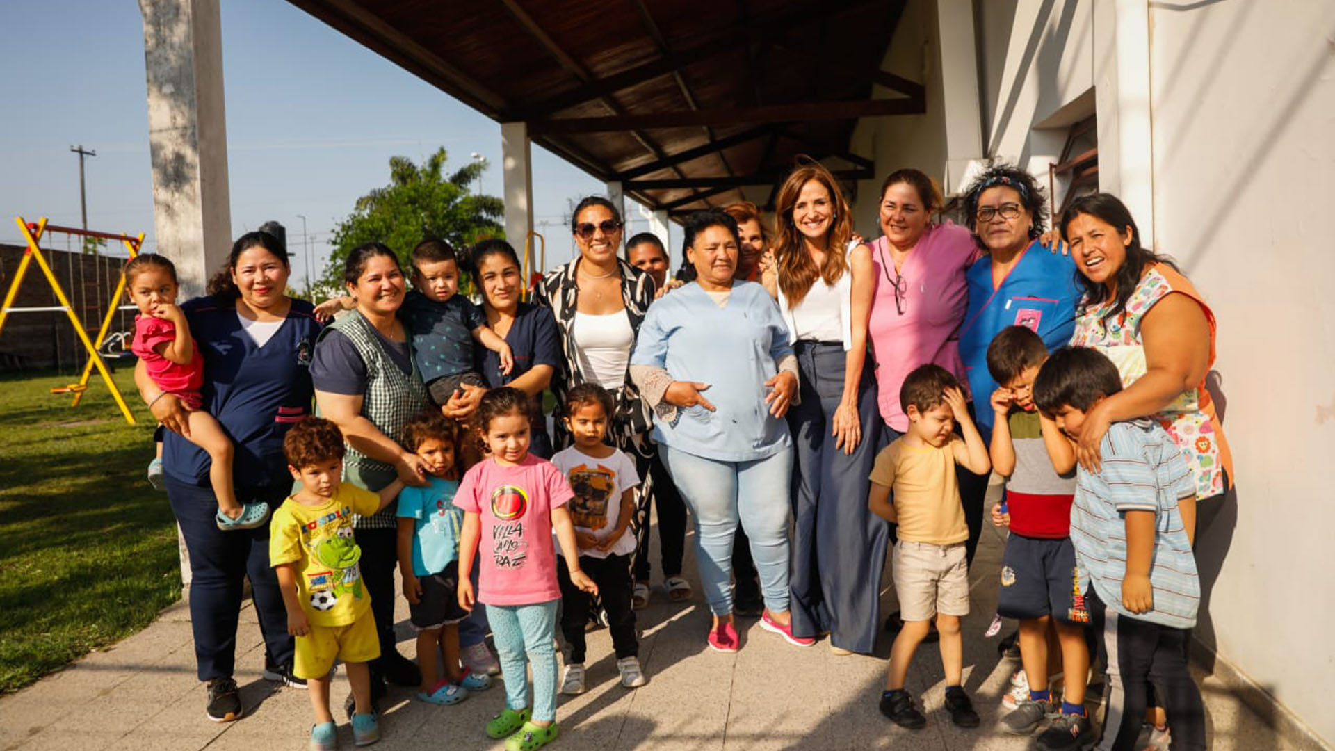 La ministra de Desarrollo Social de la Nación, Victoria Tolosa Paz junto a trabajadoras y niños de un centro de desarrollo infantil en su visita a la provincia de Formosa.